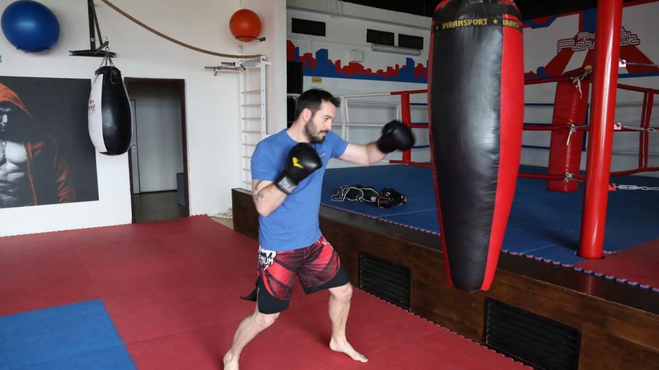 Před boxováním se Noid rozehřeje na boxerském pytli